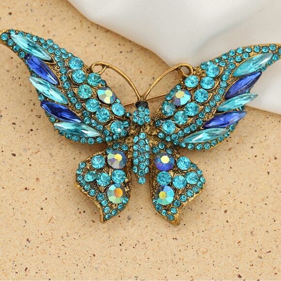 💙 NEW Betsey Johnson Elegant Blue Butterfly Crystal Brooch 💙 - Picture 1 of 3